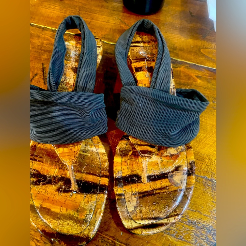 Donald J Pliner wood grain brown sandals Size 8